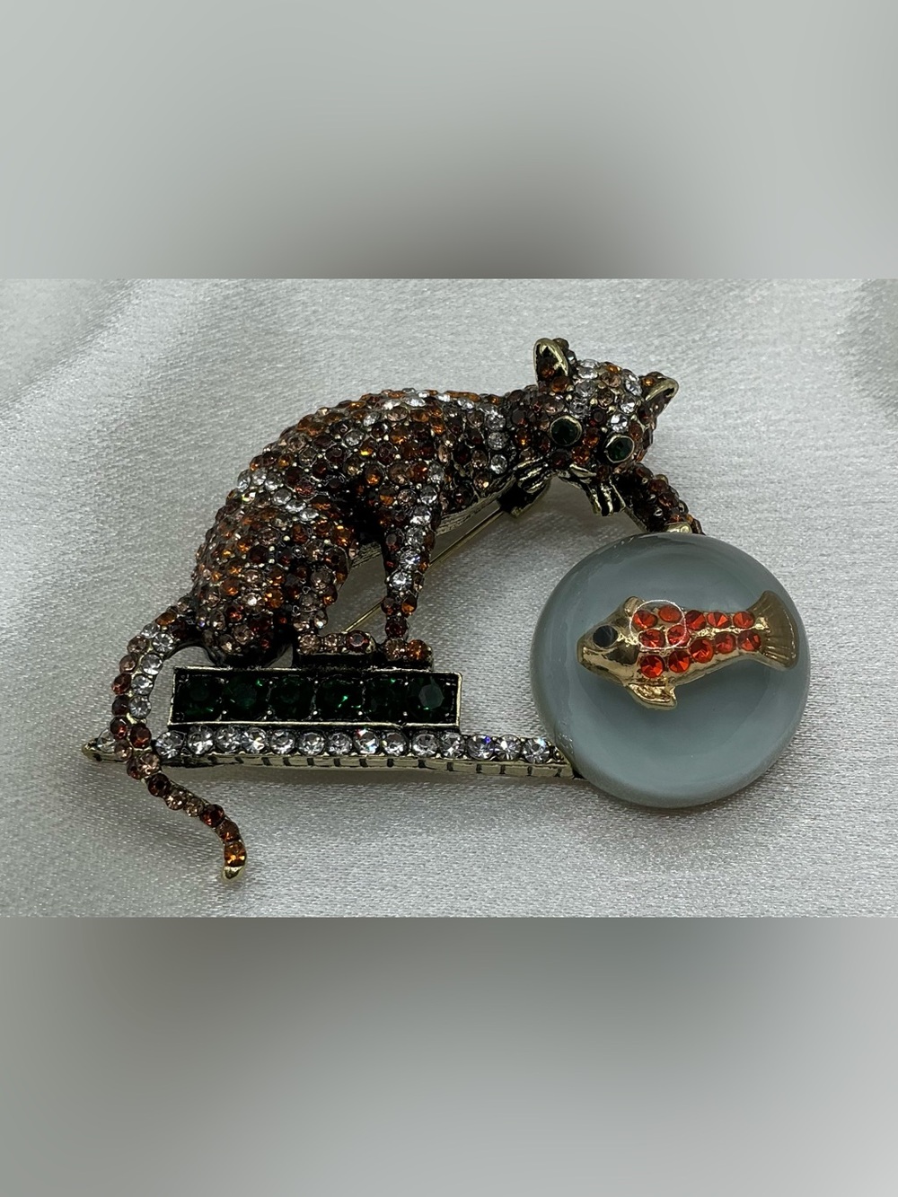 CUTE RHINESTONE CAT AND FISH BOWL BROOCH NWOT